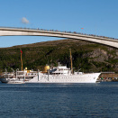 Kongeskipet passerer under Stokkøybrua (Foto: Ned Alley / NTB scanpix)